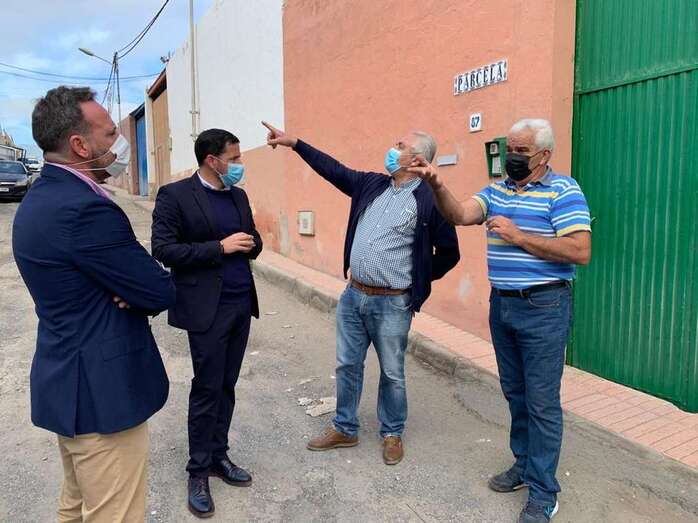 El alcalde Héctor Suárez y el edil Eloy Santana con vecinos de la zona/TA.